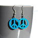 Peace – Orecchini pendenti turchese in legno orecchini con il simbolo della pace.