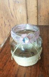 Barattolo vetro piccolo decorato con spago grande parte inferiore e sul collo fascina in pizzo rosa fiocchino in spago fine e strass serie The old vintage jar