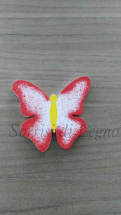 Farfalla calamita con le ali spiegate rossa in legno