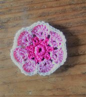 Applicazione fiore africano realizzato ad uncinetto in cotone rosa e bianco decorazione o bomboniera 