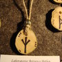 Ciondolo runa celtica ALGIZ in legno ulivo talismano artigianale anche da personalizzare
