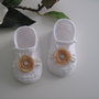 Scarpine bianche / fiore beige neonata fatte a mano uncinetto idea regalo nascita battesimo cerimonia cotone handmade crochet