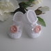 Scarpine bianche / fiore rosa tenue neonata fatte a mano uncinetto idea regalo nascita battesimo cerimonia cotone handmade crochet 