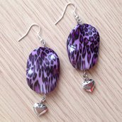 Orecchini pendenti con perle leopardate viola e cuoricini 