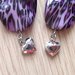 Orecchini pendenti con perle leopardate viola e cuoricini 
