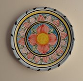 Piatto in ceramica con decoro di fiore diam.17 decorato a mano