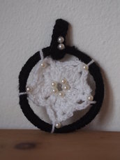 CIONDOLO in lana.Uncinetto nero e bianco con glitter argento e applicazione di perle e mezze perle.Cerchio con fiore.Accessorio donna.Gioiello esclusivo