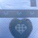 Copertina per culla di piquet trapuntato con cuore azzurro ricamato