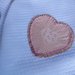 Copertina per culla di piquet mille righe con grande cuore rosa ricamato