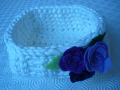 Grazioso cestino bianco realizzato a uncinetto con roselline di pannolenci