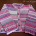 Giacchina  realizzata a mano con pura lana variegata in varie tonalità di rosa, grigio, e bianco