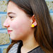 Orecchini pietra laccati giallo, orecchini a lobo, orecchini in pietra, orecchini minimalisti, orecchini moderni, orecchini asimmetrici.