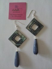 Orecchini con rombo in madreperla grigia, goccia in giada grigio-blu, monachella in argento