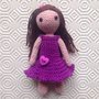 Bambolina amigurumi con i capelli lunghi e vestitino viola, fatta a mano all'uncinetto