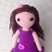 Bambolina amigurumi con i capelli lunghi e vestitino viola, fatta a mano all'uncinetto