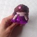 Bambolina amigurumi con i capelli lunghi e vestitino viola, fatta a mano all'uncinetto