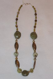 Collana con perle in ceramica tonalità bianco/verde 