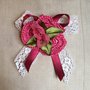 Spilla con bocciolo di rosa di organza e fiore a crochet-handmade