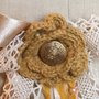 Spilla con fiore a crochet e bottone vintage, spilla handmade, fiore a crochet