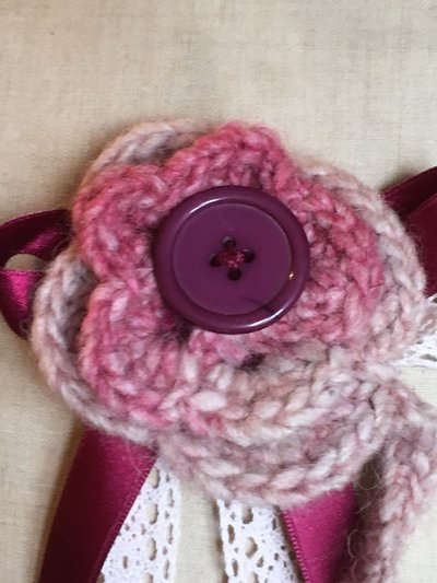 Spilla con fiore all' uncinetto di lana e bottone vintage-handmade Spilla con fiore all' uncinetto di lana e bottone vintage-handmade