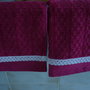 Coppia  di asciugamani per gli ospiti in ciniglia color bordeaux con pizzo.