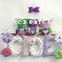 Decorazione con lettere, gufi, civette, cuori e fiorellini per targa nascita: un nome come decorazione per annunciare la sua nascita 