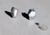 Pepita argento, orecchini a lobo in pietra con laccatura argento, laccati a mano.