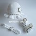 Cappellino bimba con doppio fiore bianco e tortora e laccetto tortora - uncinetto