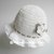 Cappellino bimba con doppio fiore bianco e tortora e laccetto tortora - uncinetto
