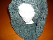 Scaldacollo di lana boucle  realizzato a mano a uncinetto