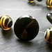 Girocollo/Collarino con bottoni neri d'epoca e vintage con perle tigrate in vero vetro di Murano