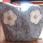 borsa grigia in feltro con fiori