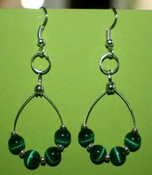 orecchini con pietre verdi