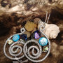 Spirali - Coppia di Orecchini in Filo di Alluminio e Perle in vetro, pietra naturale e madreperla