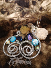 Spirali - Coppia di Orecchini in Filo di Alluminio e Perle in vetro, pietra naturale e madreperla