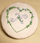 Scatola handmade con coperchio ricamato ' cifra' con cuore di fiorellini