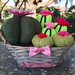 Composizione di cactus in feltro in cestino vimini con fiori rosa e fucsia