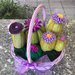 Composizione di cactus in feltro con fiori lilla e viola, in cestino di vimini lilla con manico