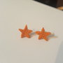Orecchini a lobo stella marina arancione