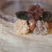 Spilla in lana con perle dorate e ghianda.3 mini fiori a telaio (beige,marrone,grigio perla)con foglie a crochet verde salvia.Accessorio,bijoux donna