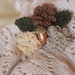 Spilla in lana con perle dorate e ghianda.3 mini fiori a telaio (beige,marrone,grigio perla)con foglie a crochet verde salvia.Accessorio,bijoux donna