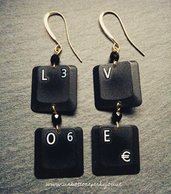 Orecchini con parti tastiera PC, tasti,scritta "Love"