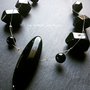 Collana con bottone nero  vintage e perle in acrilico nere su cavetto di acciaio