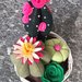 Composizione di cactus di feltro in cestino di vimini rotondo, con fiori di feltro rosa e fucsia