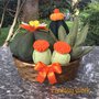 composizione di cactus di feltro in cestino di vimini marrone, con fiori di feltro arancioni