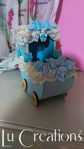 Carrozzina porta confetti per nascita, azzurra e panna realizzata a mano