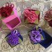 scatole di feltro decorate con fiori di feltro