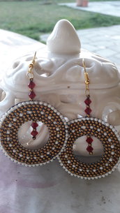 Orecchini a cerchio di perline bronzo-bianco-rosso 