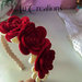 Cerchietto ricoperto con passamaneria bianco panna, decorato con rose e fogliame in feltro 