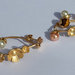 Orecchini chandelier oro matte a perno con fiori, perline Swarovski e occhio di tigre